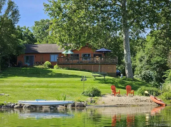 590 Knollwood Dr, Lake Orion, MI 48362