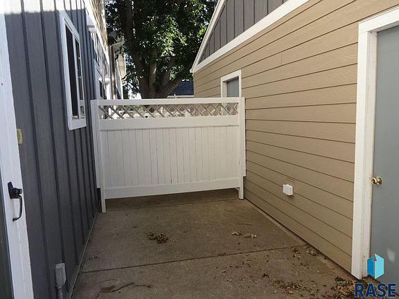 3rd image of 1012 S Bridgeport Pl