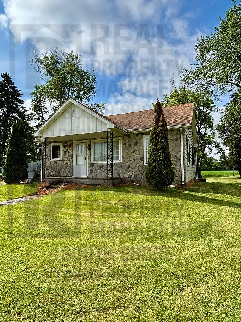 Spacious 3Bed/1.5Bath Close to Valparaiso — Photo 1