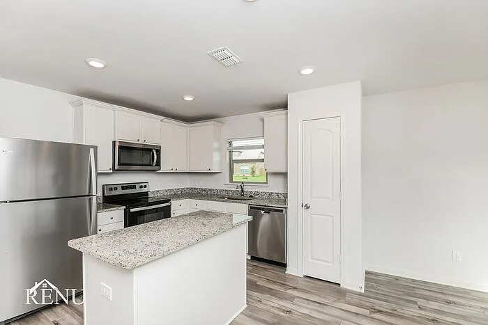 3 bed, 2.0 bath, 1379 sqft, $1,940 — Photo 3
