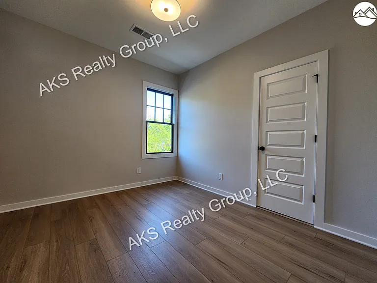1202 Windsor Sq — Photo 9