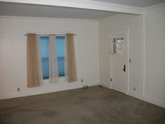 Living room 9' Ceilings