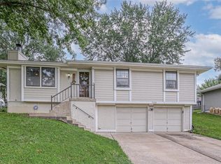 708 SE Redwood Ln, Blue Springs, MO 64014