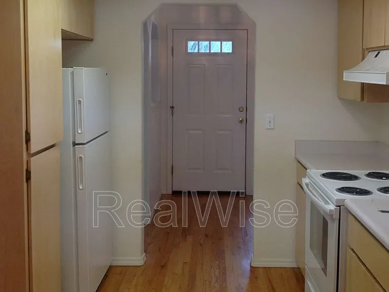 804 Corey Dr — Photo 6