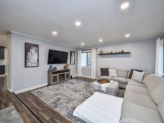 3rd image of 5773 Essex Ct
