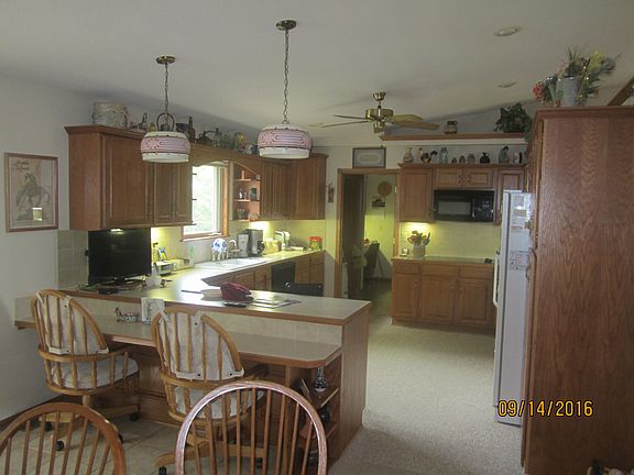 Dining area w/view kitchen