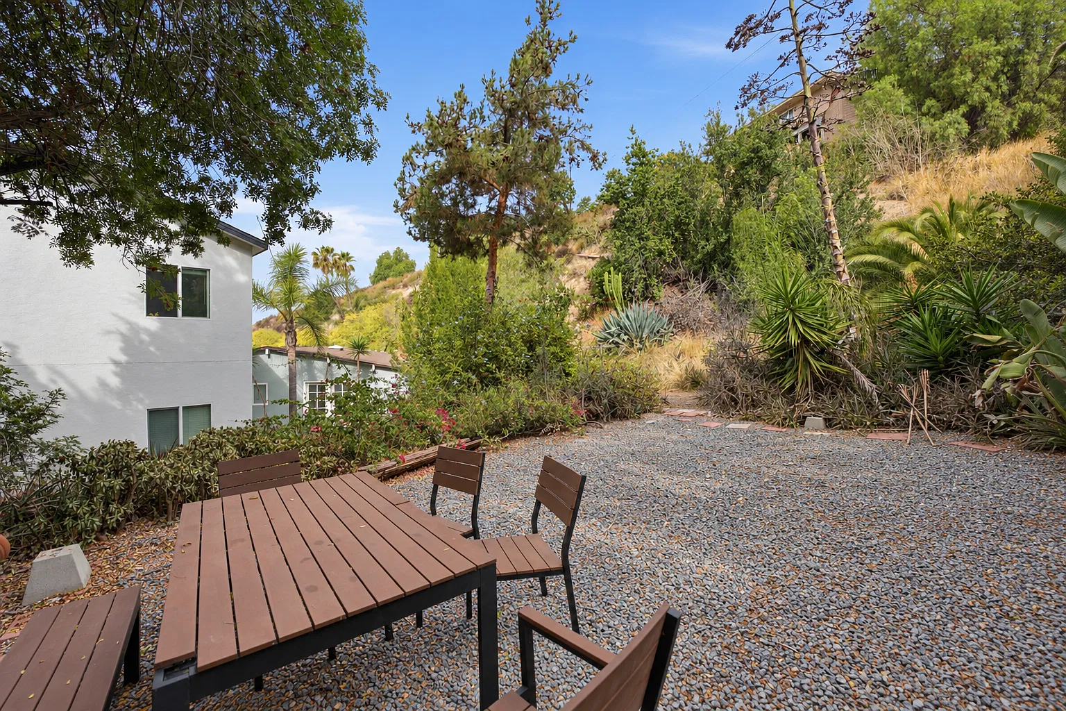 6 bed, 1498 sqft, $5,995 — Photo 1