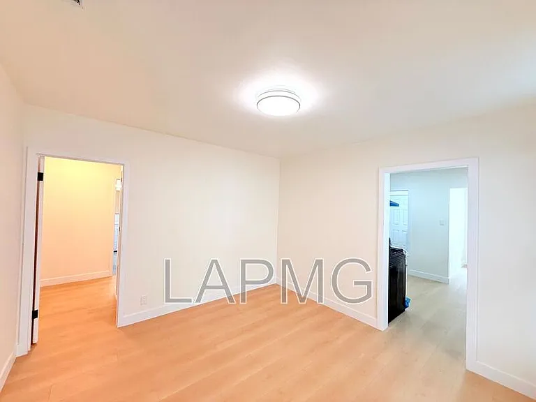 6130 Whitsett Ave #6132 — Photo 8