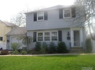 4 Crest Rd E, North Merrick, NY 11566