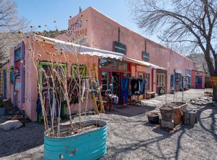 4 Firehouse Ln, Madrid, NM 87010