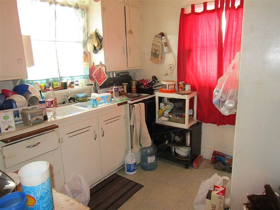 2nd image of 105 W Phillip Ave