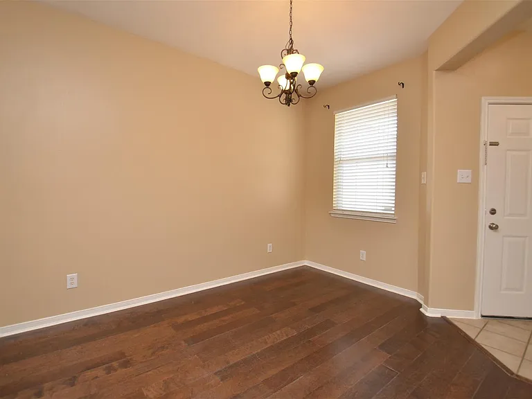 2911 Meadowglen Cv — Photo 17