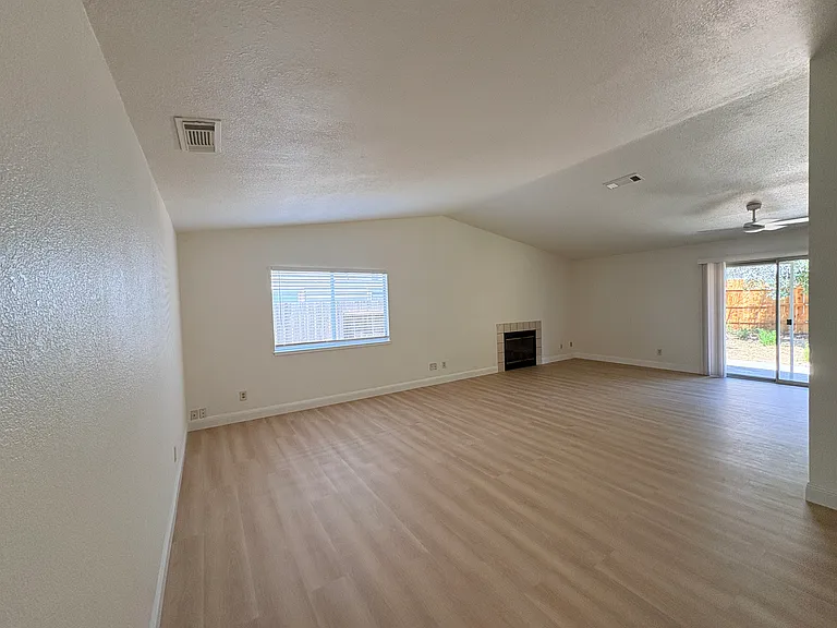 7757 Southbreeze Dr — Photo 3