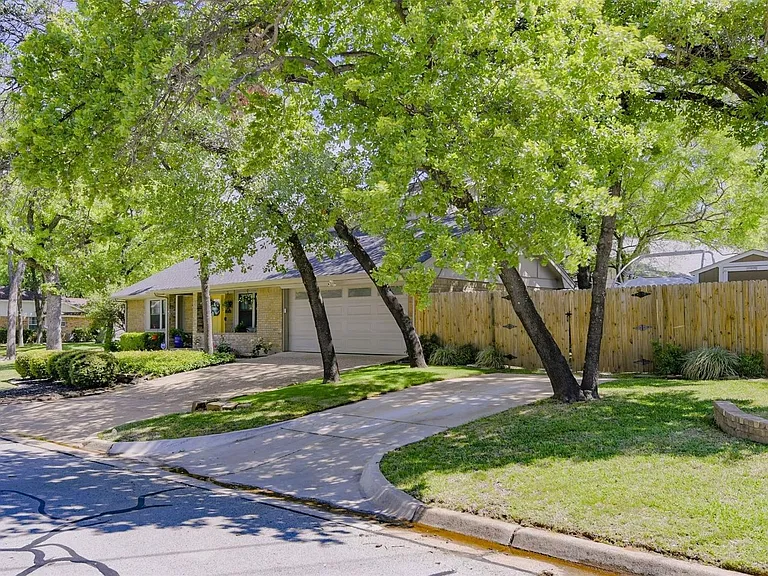 2205 Prestonwood Dr — Photo 2