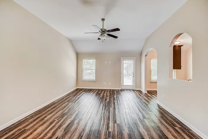 3 bed, 2.0 bath, 1526 sqft, $1,795 — Photo 3