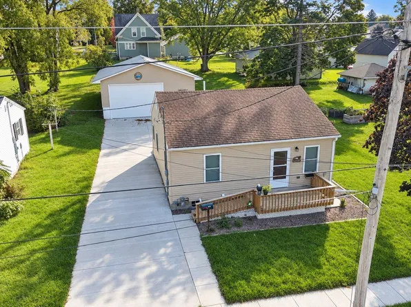 405 1st St NE, Waukon, IA 52172