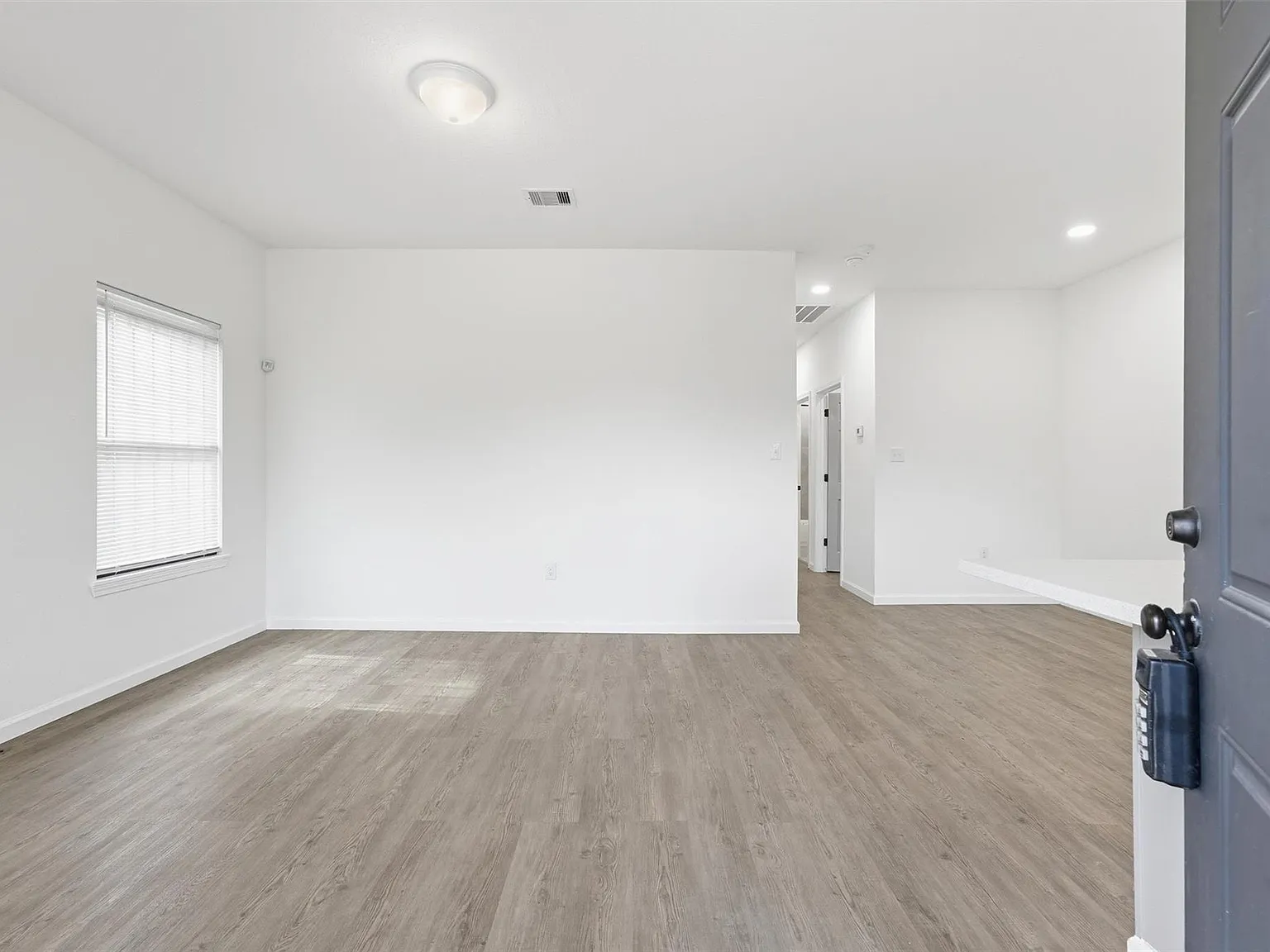 3 bed, 2.0 bath, 1172 sqft, $1,350 — Photo 3