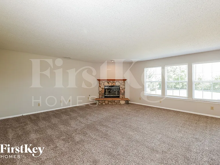 5757 N Plymouth Ct — Photo 5