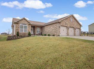 1242 Castle Green Dr, Waterloo, IL 62298