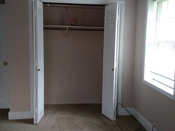 bed room 3 -closet