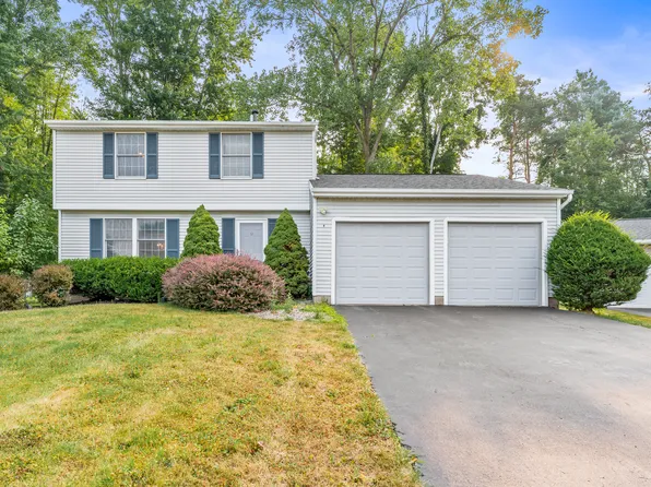 26 Meadowlark Dr, Penfield, NY 14526