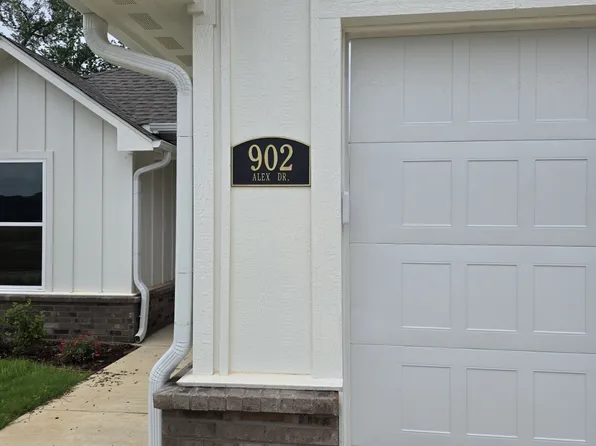 902 Alex Dr, Whitehouse, TX 75791