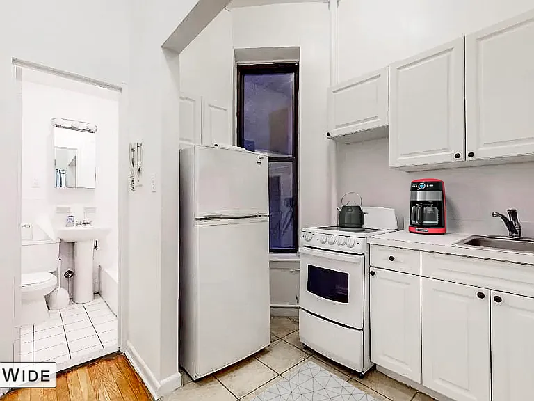 330 E 93rd St #1B — Photo 3