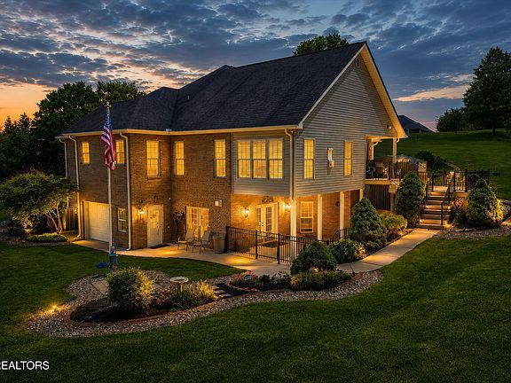 3rd image of 799 Constitution Dr