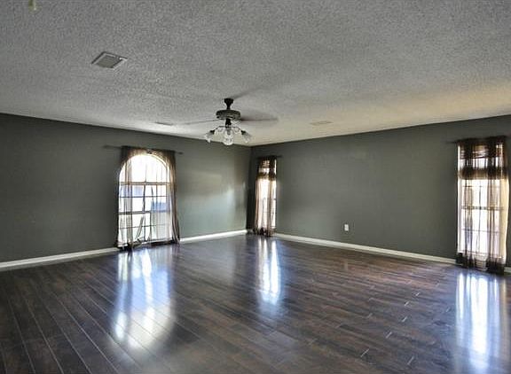 4th image of 2301 Vicki Dr