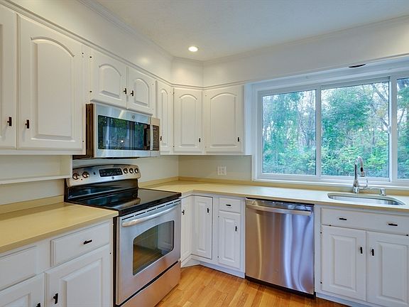3rd image of 93 Woodcliff Rd