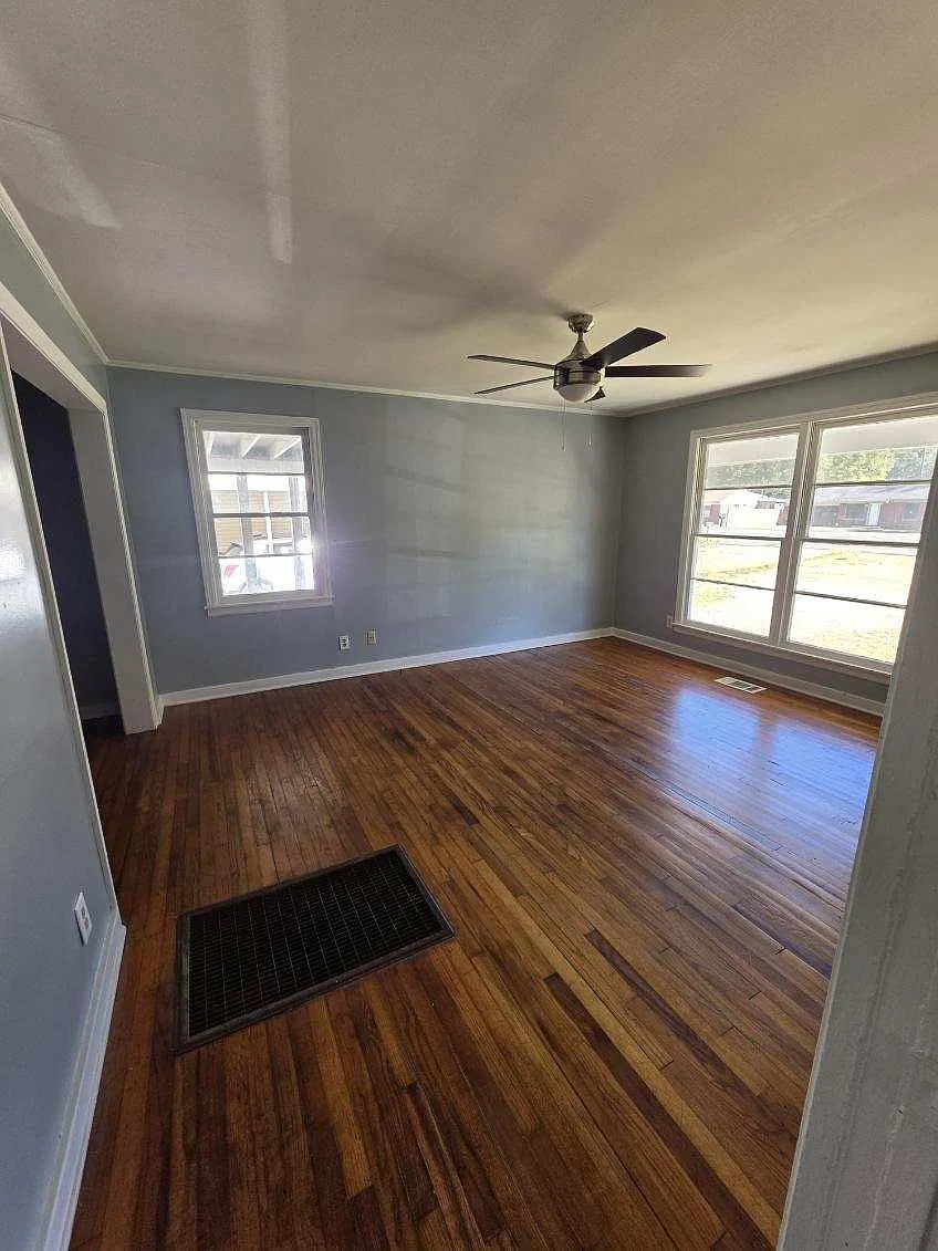 3 bed, 1989 sqft, $995 — Photo 3