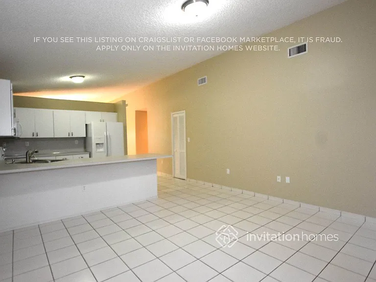 1276 SW 143rd Pl — Photo 3