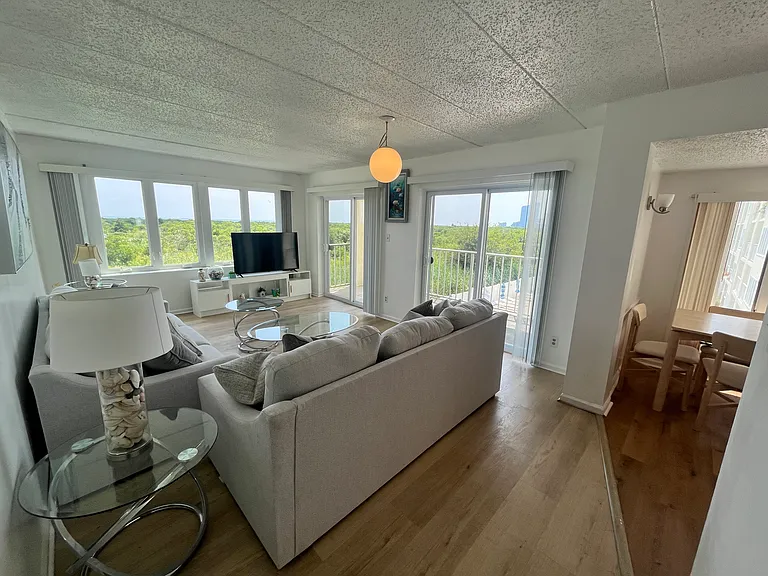 4600 W Brigantine Ave #305 — Photo 10
