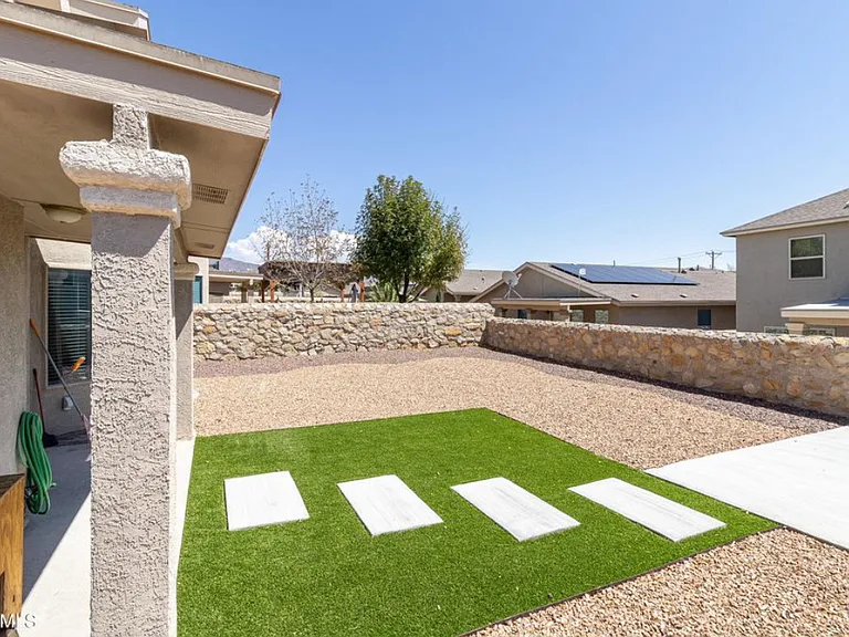 424 Sonaran Ct — Photo 16