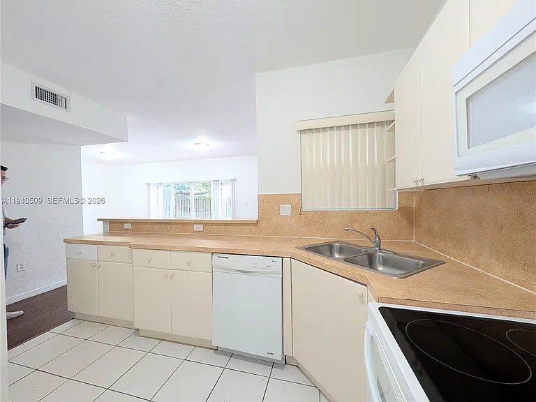 825 SW 6th Pl — Photo 11