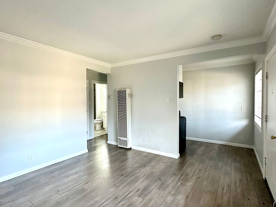 Living Room - Crown Molding