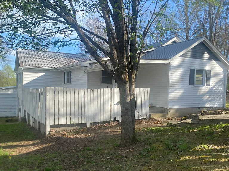 178 Oak St — Photo 3