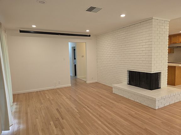 5th image of 2085 Mayfield Ave