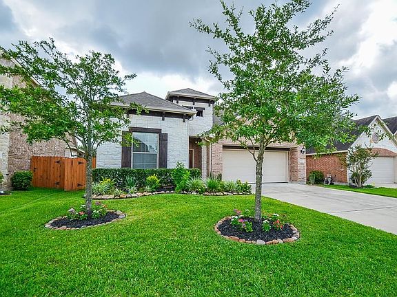 Another view of this beautiful home. This yard is large and well maintained. Perfect for playing with kids or pets!