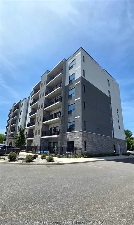 2 bed, 2.0 bath, 1095 sqft, $2,400 — Photo 2