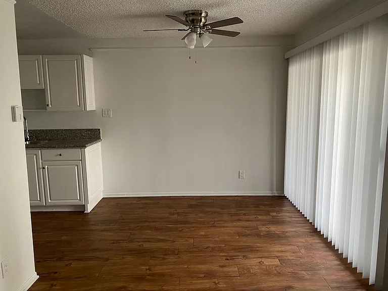 8512 Balboa Blvd #11 — Photo 1