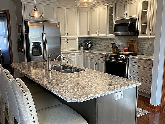 3rd image of 5 Greenridge Dr