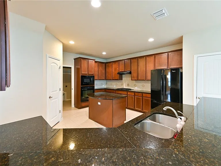 100 Lake Mineral Wells Dr — Photo 9
