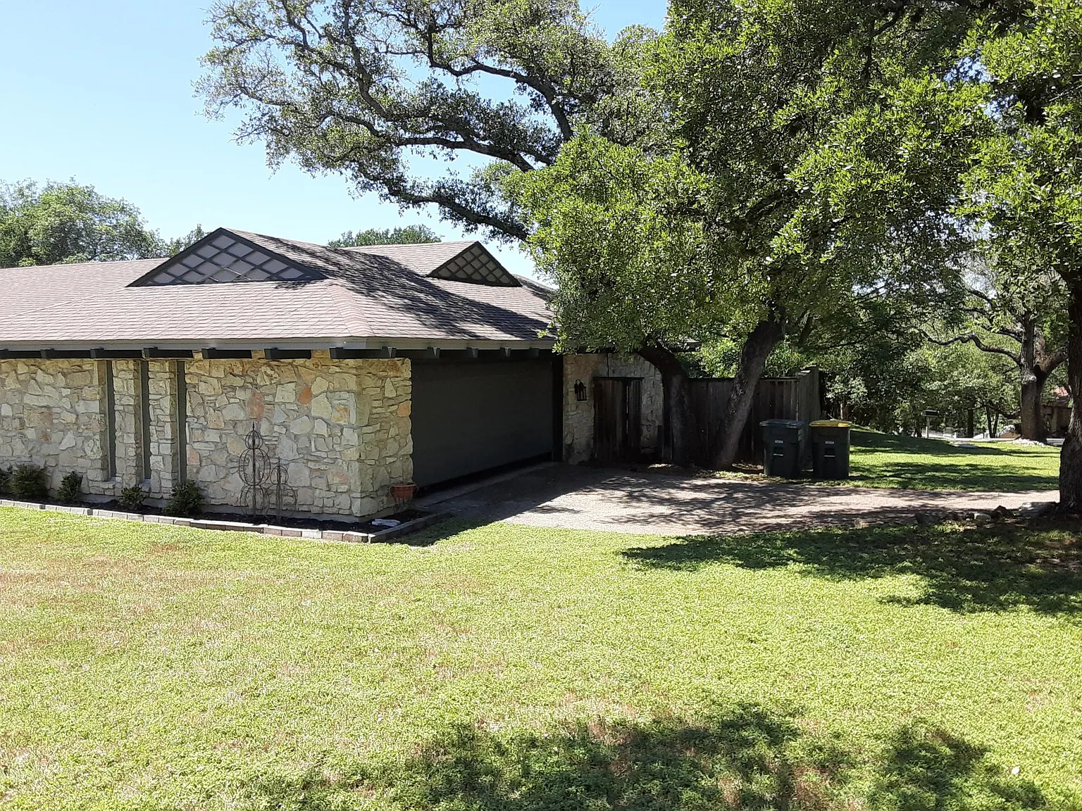 724 Whispering Oaks Dr — Photo 2