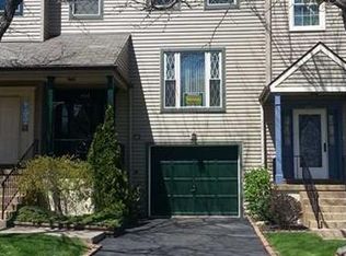 402 Canterbury Dr, Coraopolis, PA
