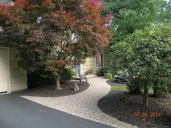 Front entrance fr driveway