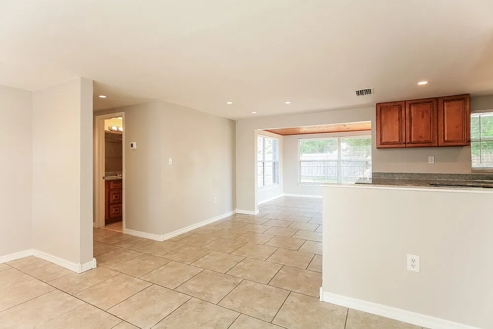2 bed, 1.0 bath, 990 sqft, $1,600 — Photo 4