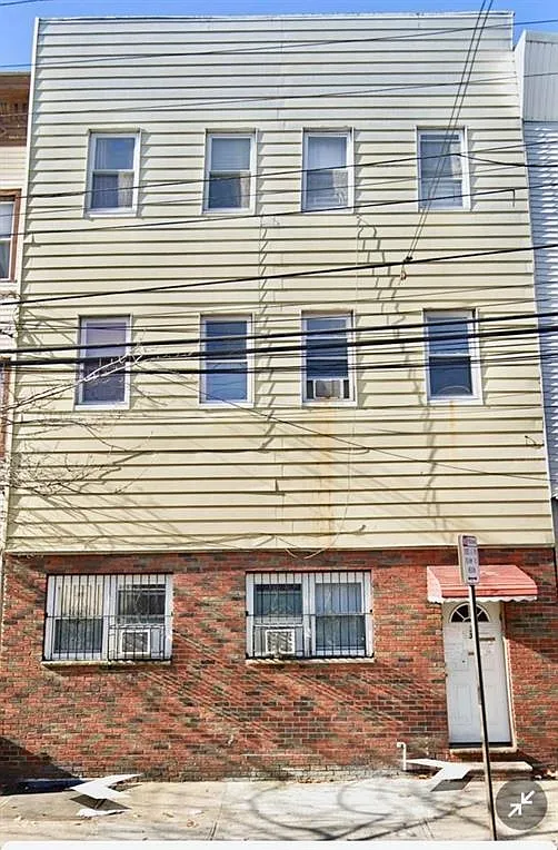 3 bed, 1.0 bath, $2,500 — Photo 1