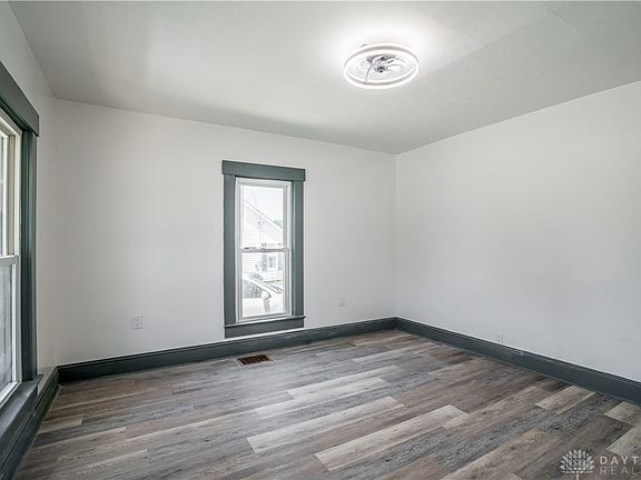 4th image of 104 E Main St