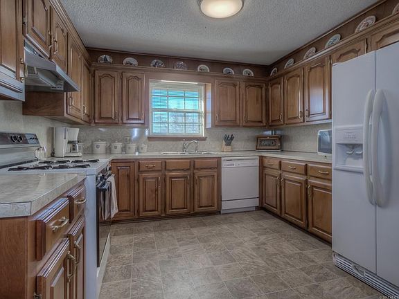 3rd image of 1002 E Courtney Ave